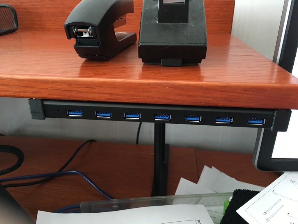 Deltaco USB-keskittimen pidike pöydän alle asennettavaksi