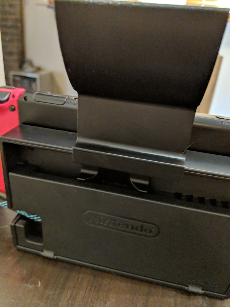 Nintendo Switch Pro -ohjaimen telakkateline, jossa on pelien säilytyspaikat