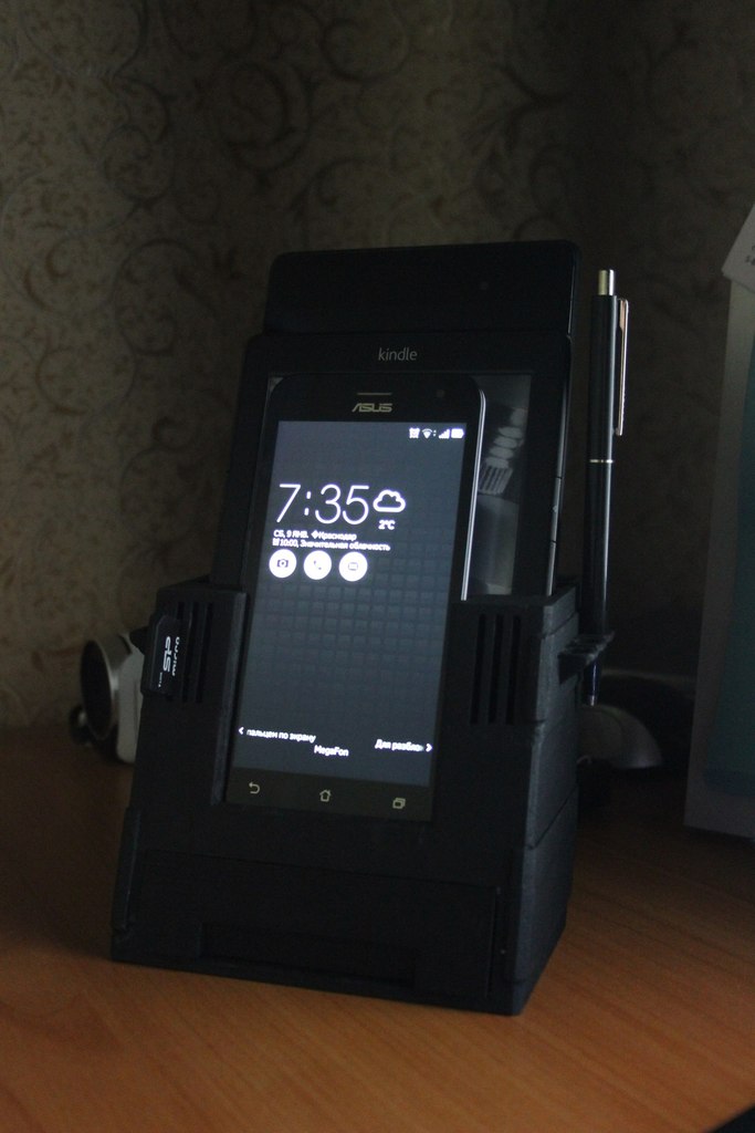 Telakointiasema Zenfone 2:lle, Nexus 7:lle ja Kindle 5:lle USB-keskittimellä ja lisävarustetelineellä