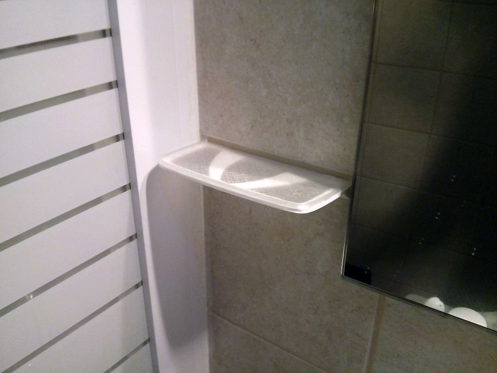 Kylpyhuoneen hylly läpinäkyvällä tarjottimella