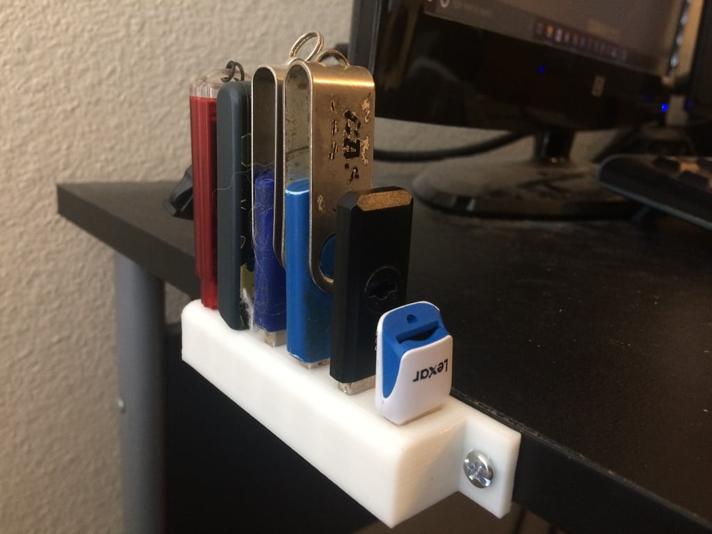 USB-teline 6 USB-tikulle, asennusmahdollisuus pöydälle tai seinälle