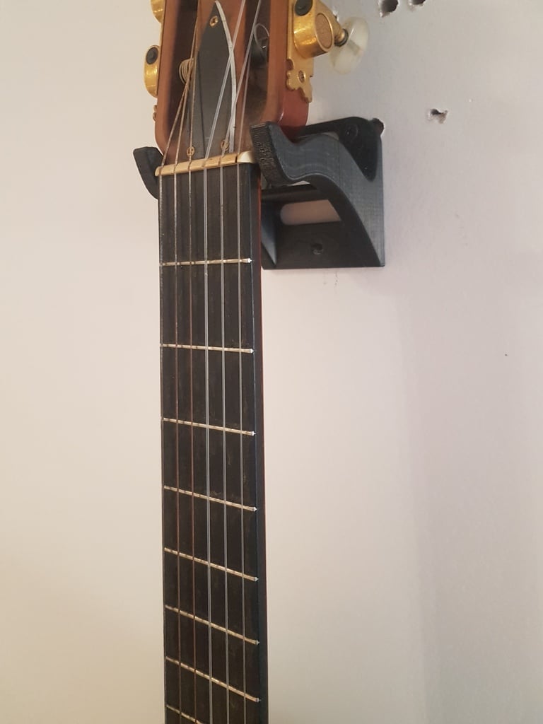 Leveämpi seinäteline espanjalaiselle kitaralle