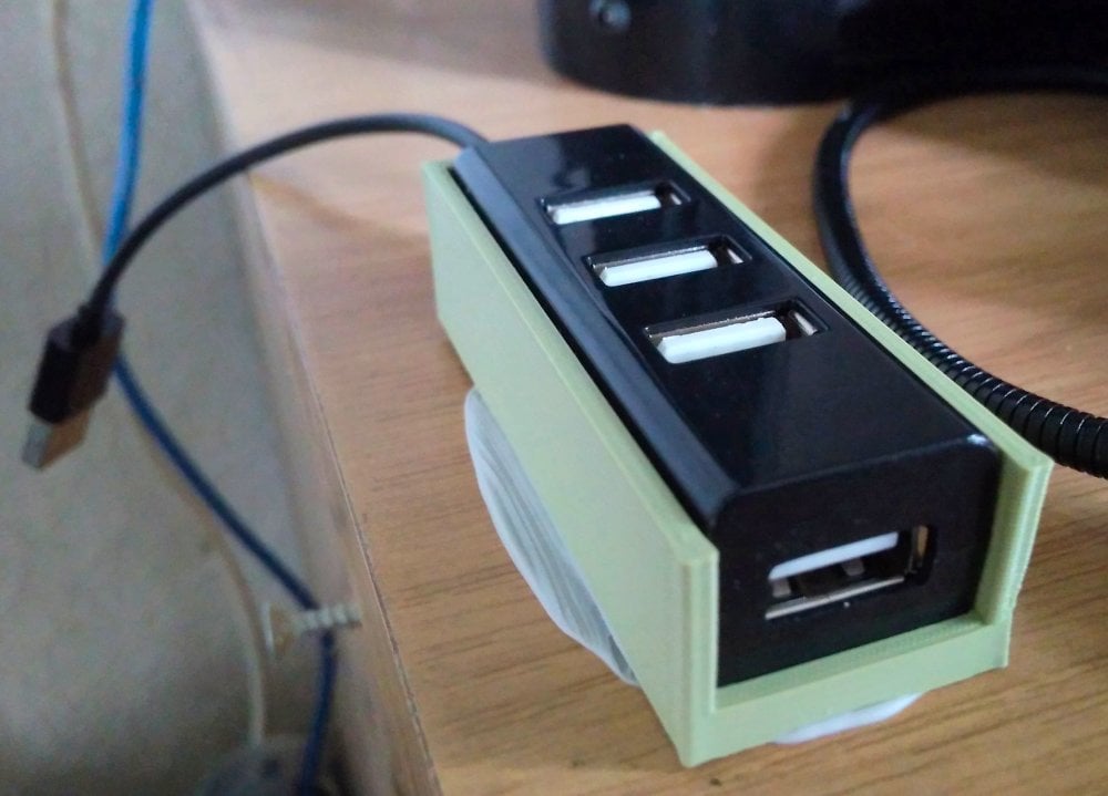 USB-keskittimen pidike PC:lle