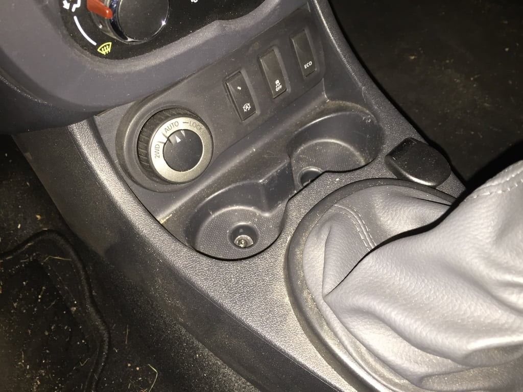 Kaksoismukinpidin Dacia Dusterille kolikkotelineellä