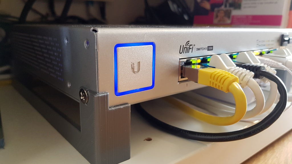 Ubiquiti UniFi Switch 8 150w pidike, jossa on tilaa Cloud Keylle
