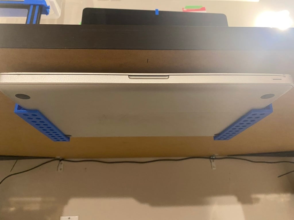 Pöytäkoneen alle ja seinäteline MacBook Prolle
