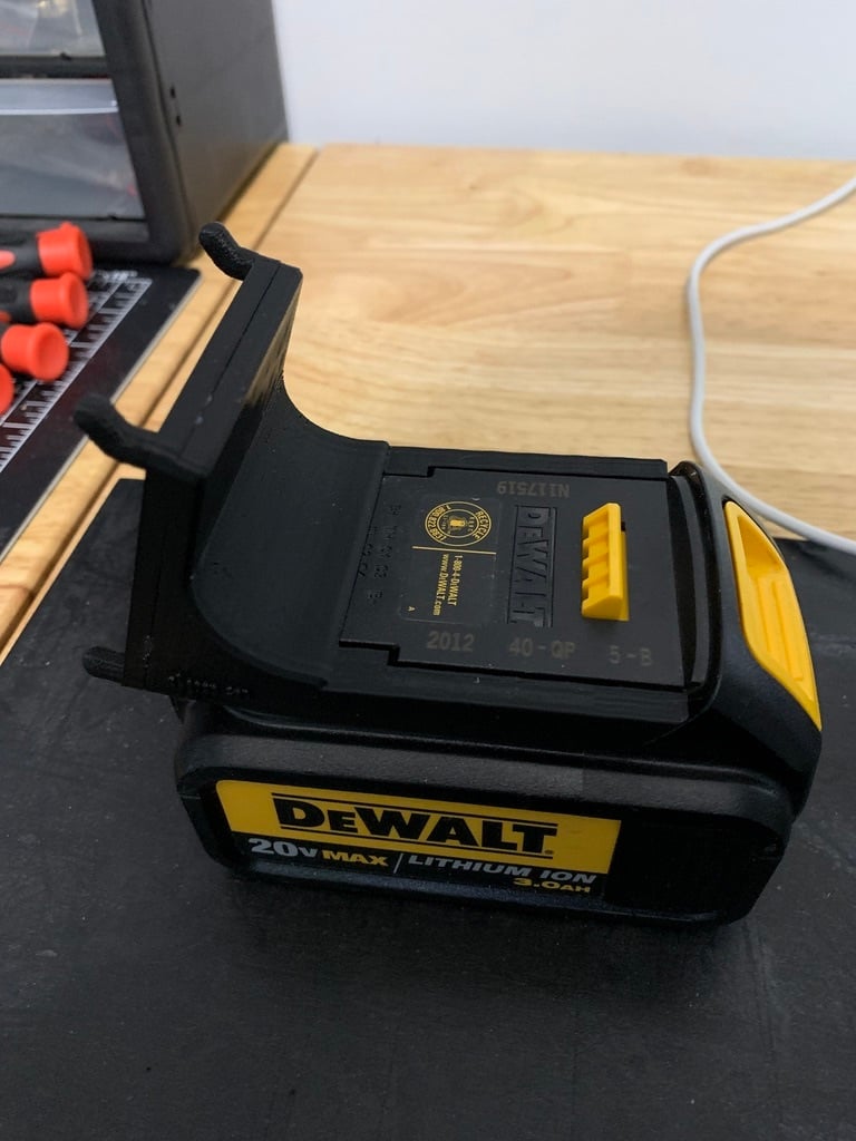 DeWalt 20V Max Battery Pegboard -kiinnitys (ilman tukea)