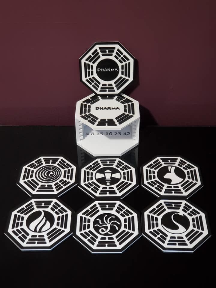 Dharma Initiative (Lost) Coaster Setti, jossa on 7 lasialustaa ja pidike