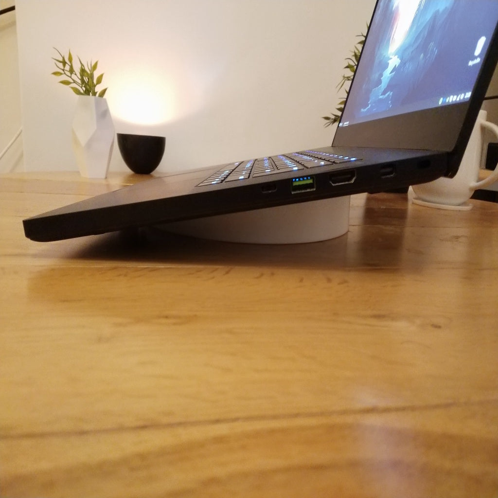 Razer Blade 15 kannettavan tietokoneen teline pöydälle