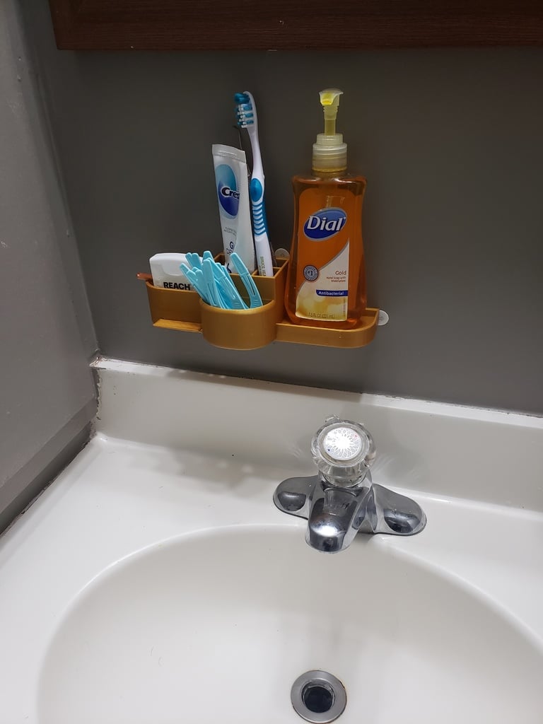 Kylpyhuoneen järjestäjä saippualla ja hammasharjatelineellä