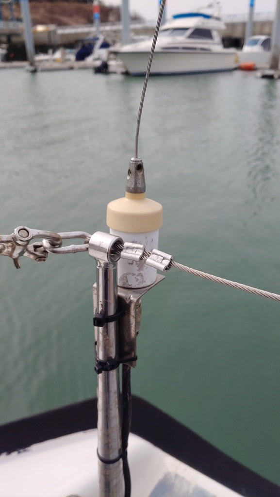 Matalaprofiilinen VHF-antennin pidike huviveneen kaiteeseen