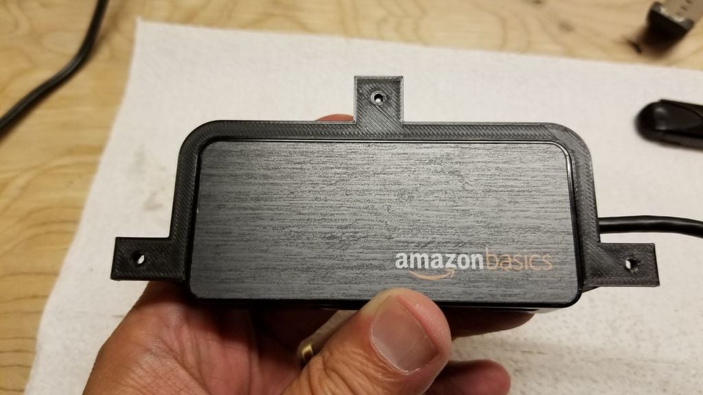 Kiinnitys pöydän alle AmazonBasics mini 4-porttiselle USB-keskittimelle