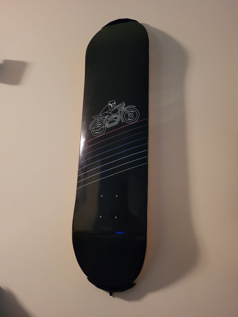Skateboard Deck Seinäkiinnitys ilman ruuveja