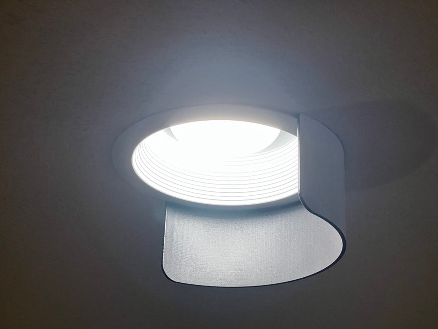Upotettu Can Light Glare Shield projektorinäytöille ja OLED-näytöille