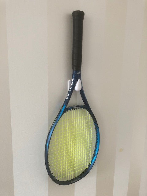 Yksinkertainen seinään kiinnitettävä pidike tennismailalle