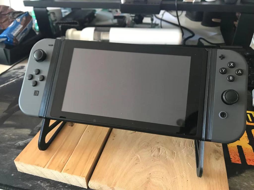 Nintendo Switch -jalusta ohjaimen ripustimella