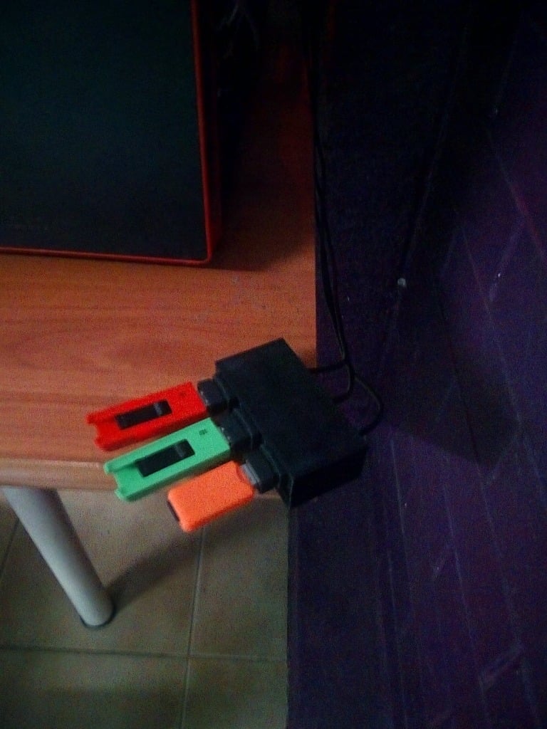 Seinälle kiinnitettävä kaapeliteline USB-jatkojohdoille