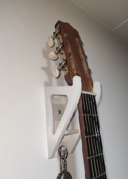 Seinäjalusta kitaran ripustamiseen