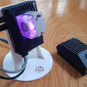 Ylikellotettu Raspberry Pi 4 -kotelo, jossa on SSD-pidike ja jalusta