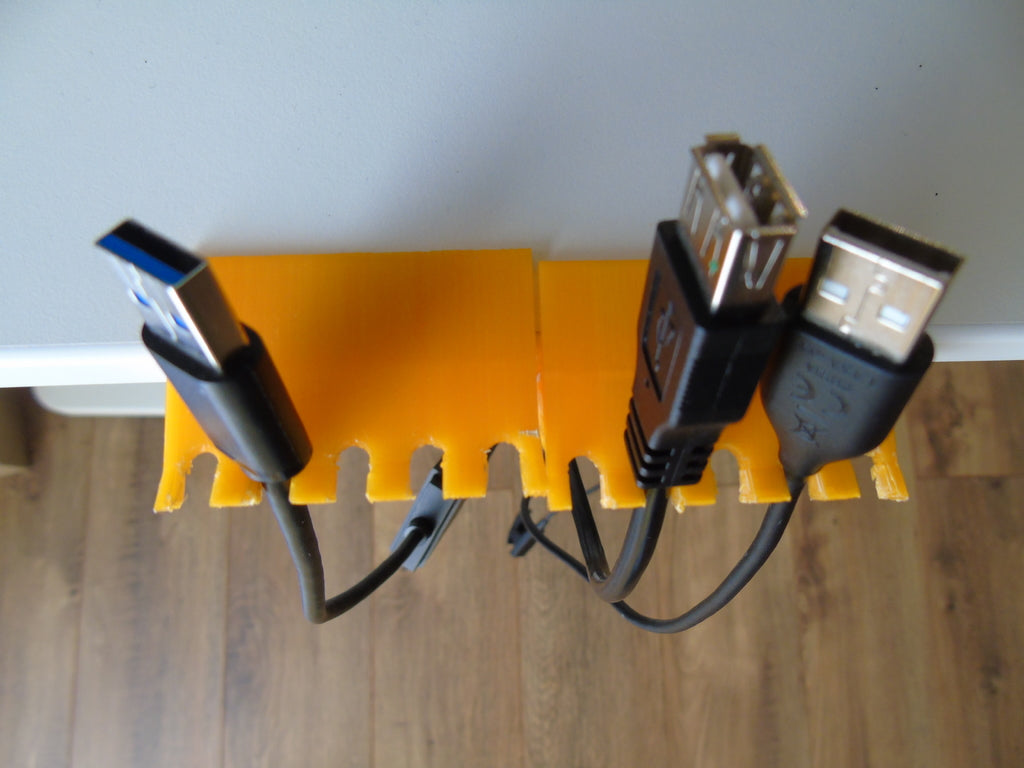 Ikean USB-teline Bekant-pöydälle