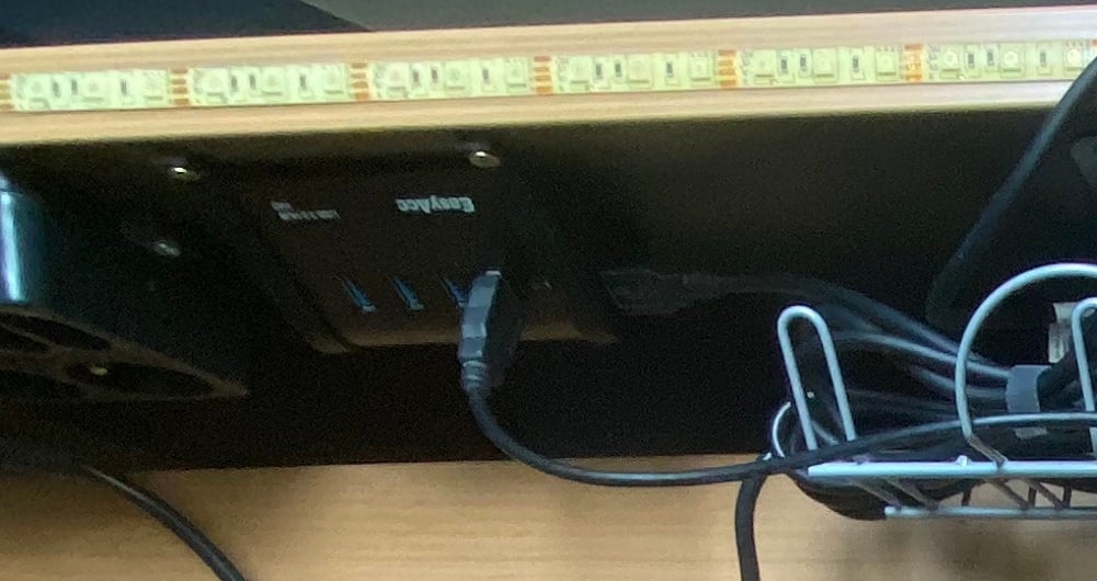 EasyAcc USB-keskittimen kiinnitys pöydälle/seinään