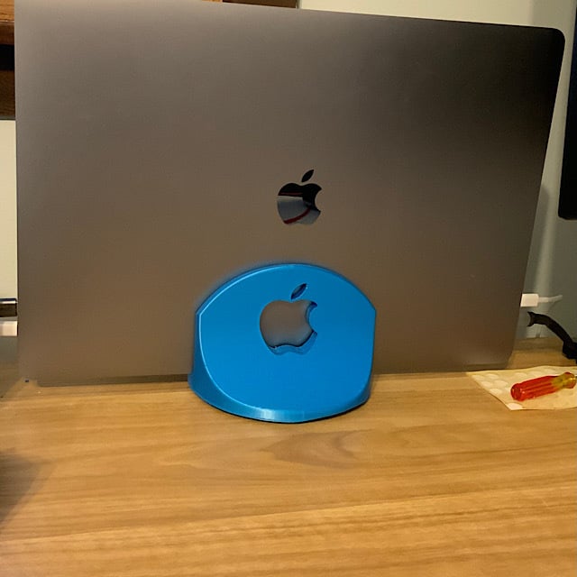Pystytelakka MacBook Prolle 2019