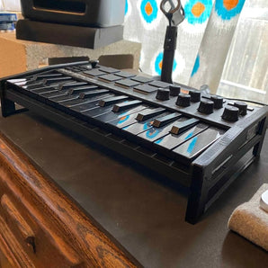 Teline AKAI MPK Mini Keyboardille