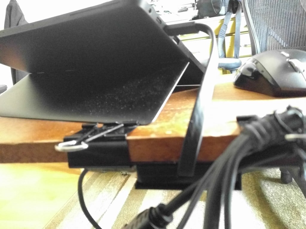 Pöydän alla oleva pidike Cable Matters Type C -keskittimelle