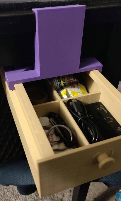 Pöydän alla laatikkoteline IKEA:n TARENDOlle