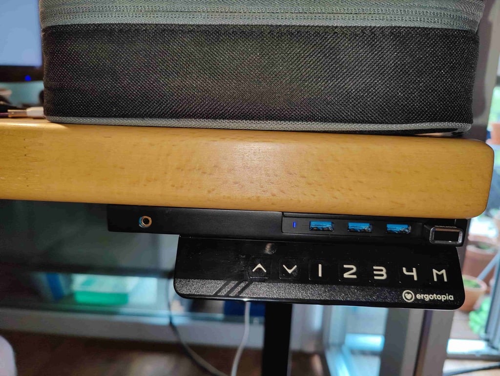 Pöydän alla kuuloke-/audioliitännän laajennus ja Anker USB 3.0 -keskittimen kiinnitys