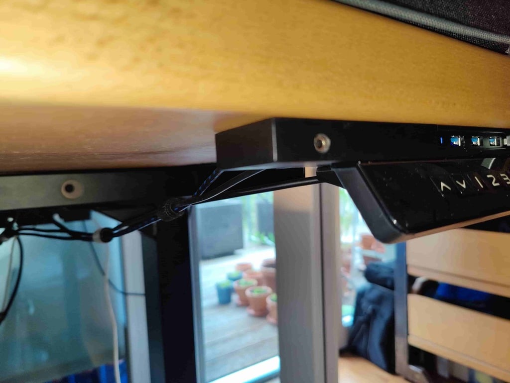 Pöydän alla kuuloke-/audioliitännän laajennus ja Anker USB 3.0 -keskittimen kiinnitys