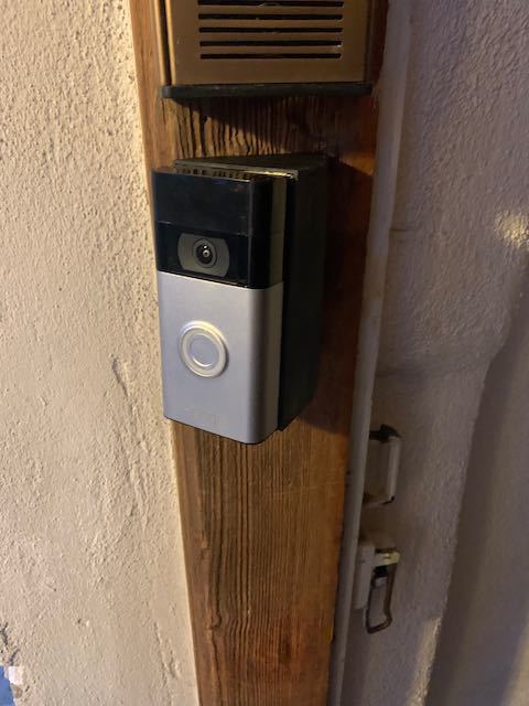 Ring Doorbell 2. sukupolven asennustuki 45° kulmassa ja 5° ylöspäin säädettävissä