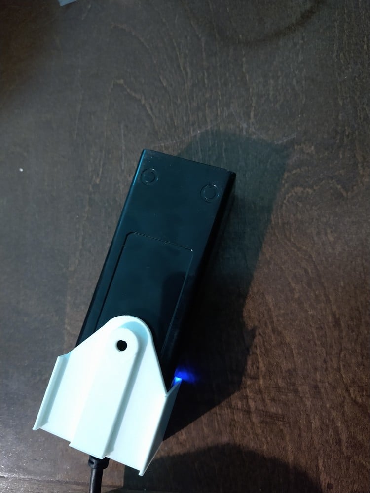Seinäkiinnitys USB-keskittimelle