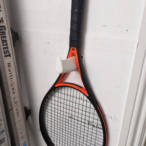 Seinälle kiinnitettävä tennismailapidike