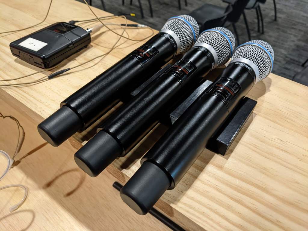 Langaton mikrofoniteline Church Sound -konsoliin, jossa on tilaa kolmelle mikrofonille