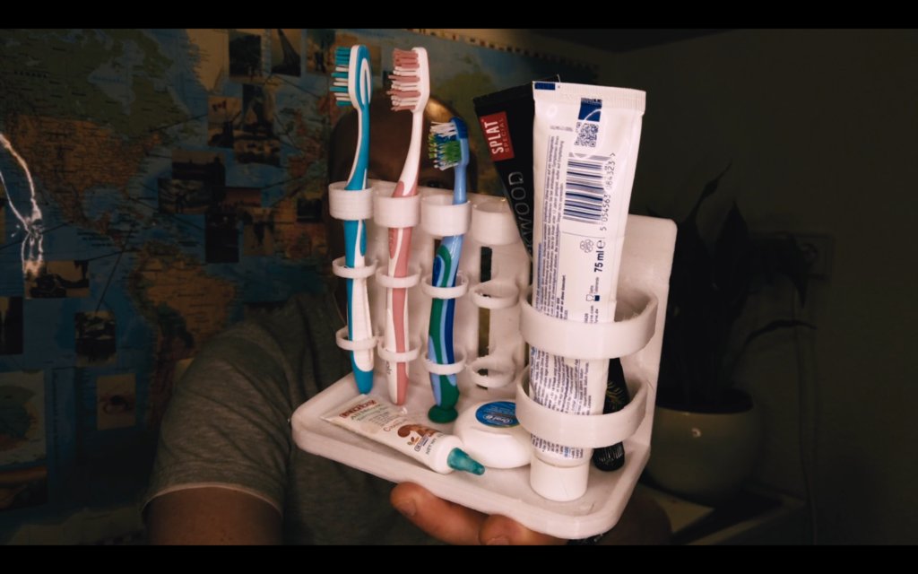 Kylpyhuoneen järjestäjä hammasharja- ja hammastahnatelineelle