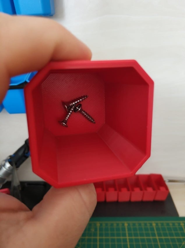 OctoBox seinään kiinnitettävä pieni ruuvilaatikko magneetilla