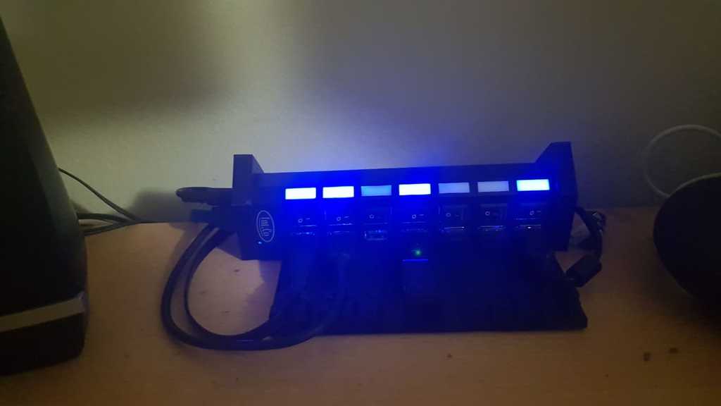 7-porttinen USB-keskittimen pidike, jossa kaapelinhallinta ja pöytäkiinnitys