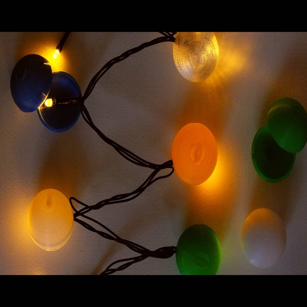 LED-joulukuusipallo valolla