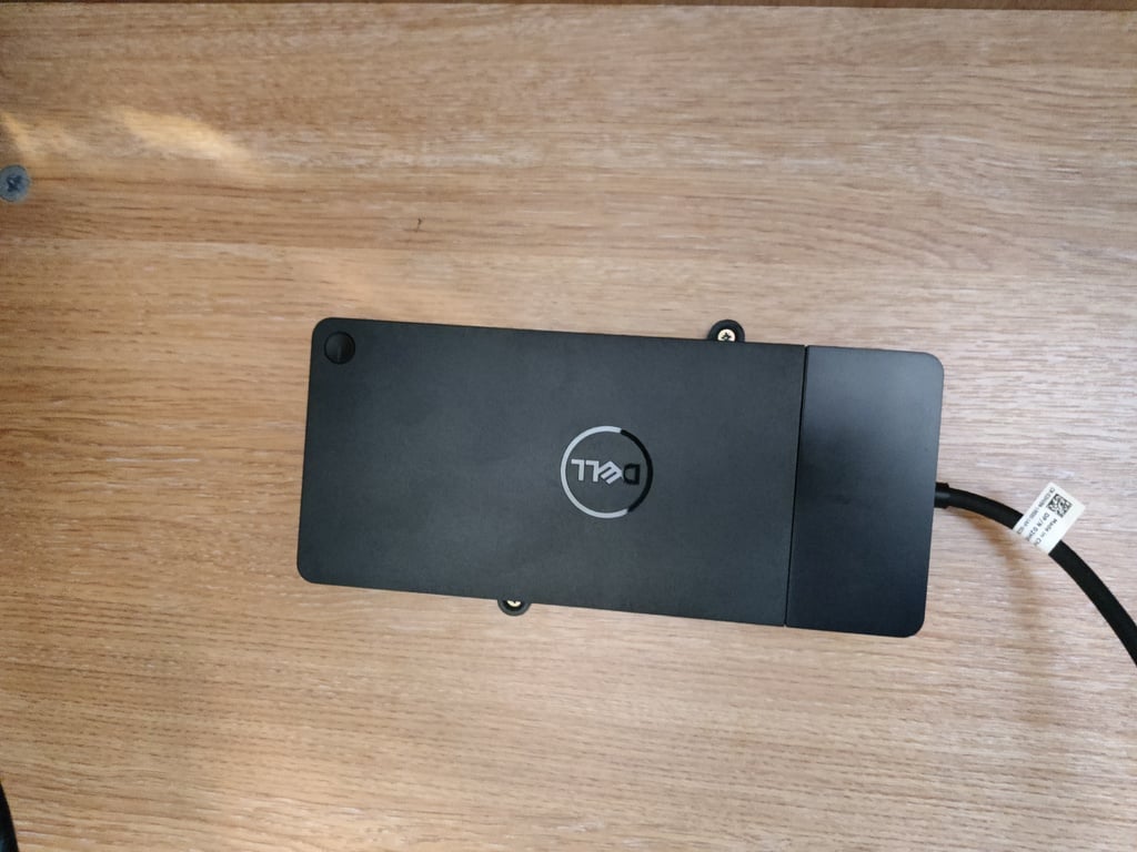 Dell WD15 / WD19 -telakointiaseman kiinnitys pöydän alle