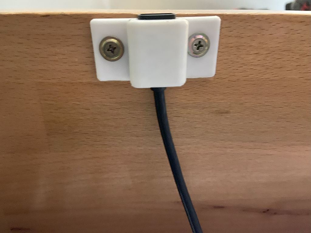 Työpöydän alla oleva USB-portin kiinnitys toimistotarvikkeille