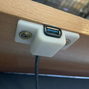 Työpöydän alla oleva USB-portin kiinnitys toimistotarvikkeille
