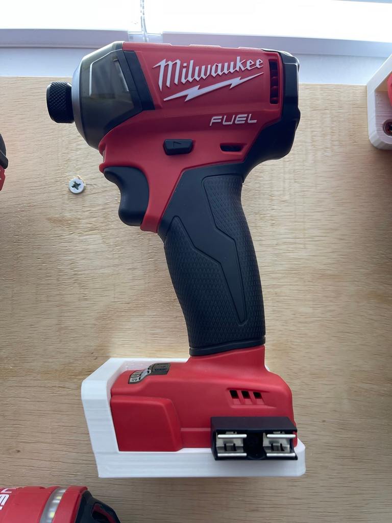 Seinäteline Milwaukee M18 työkalulle