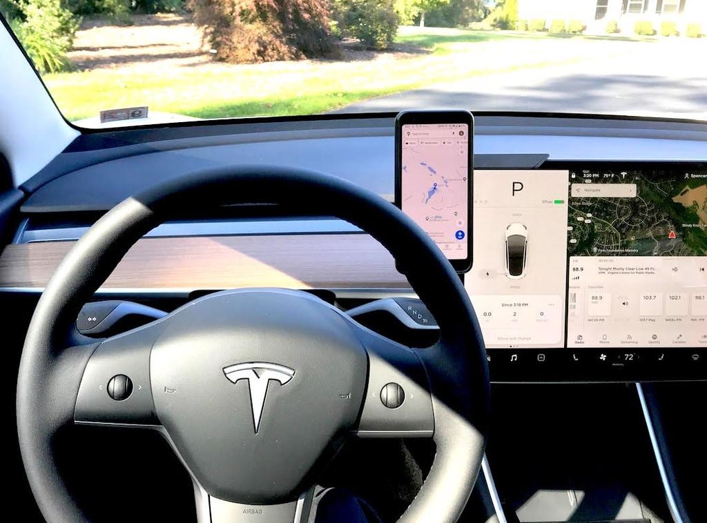 Tesla Model 3 -näyttöteline puhelimelle ja Pop-liittimelle 17 mm:n pallolla