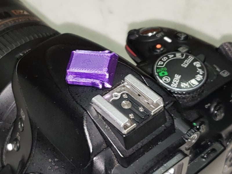 Hot Shoe -sovittimen alusta/suojus Nikon-kameroita varten