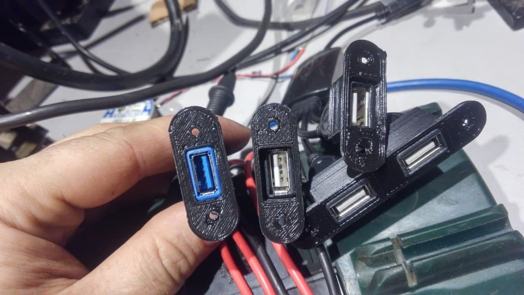 Laippa USB-kaapelin pidikkeelle 4-porttiselle USB-keskittimelle ja USB3-jatkokaapelille