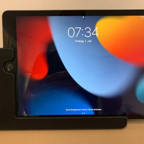 Seinälle kiinnitettävä iPad-teline iPad 7-9 -sukupolville integroidulla virtalähteellä