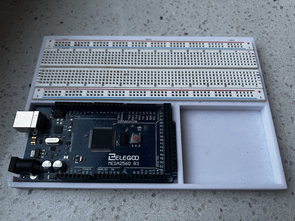 Arduino Mega 2560 pidike leipälaudalla