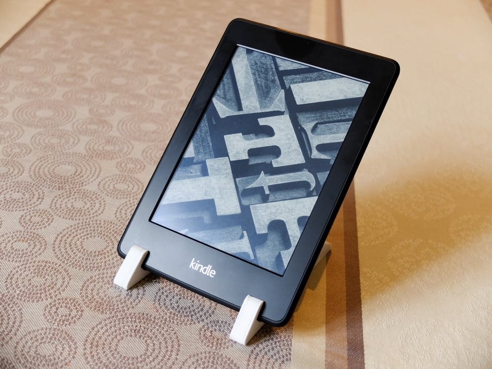 Kindle-, älypuhelin- ja tablet-teline, jossa on säädettävät kulmat ja paksuusvaihtoehdot